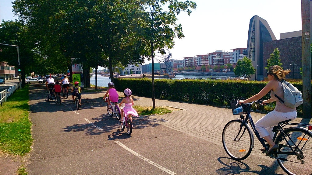 Des cyclistes quai du Général Koenig à Strasbourg. (Photo Victor Quiroz / Flickr / cc)