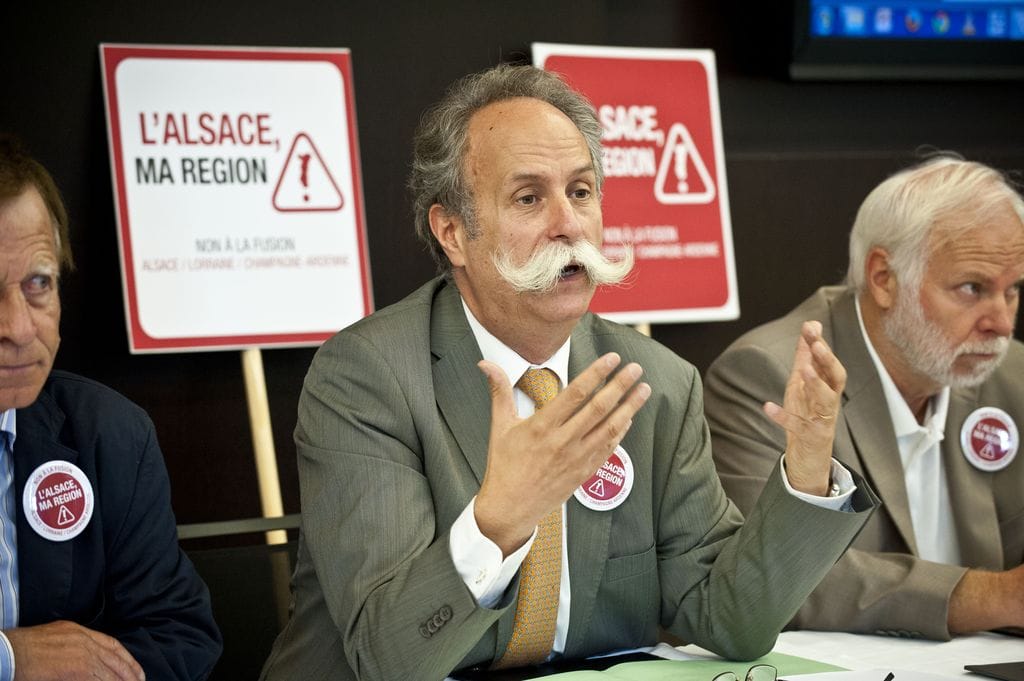 Bernard Stalter, président de la chambre des métiers d'Alsace, a voulu de gros badges, pour qu'on ne confonde pas ce mouvement avec un groupe de rock (Photo Dorothée Parent / CCI)