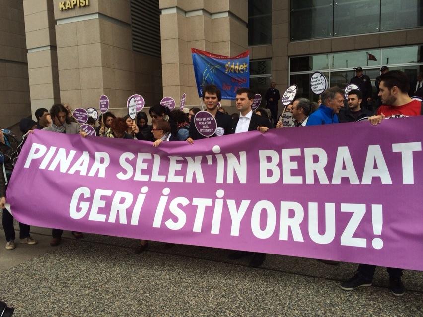 Le collectif de soutien à Pinar Selek devant le tribunal d'Istanbul (Photo Éric Schultz)
