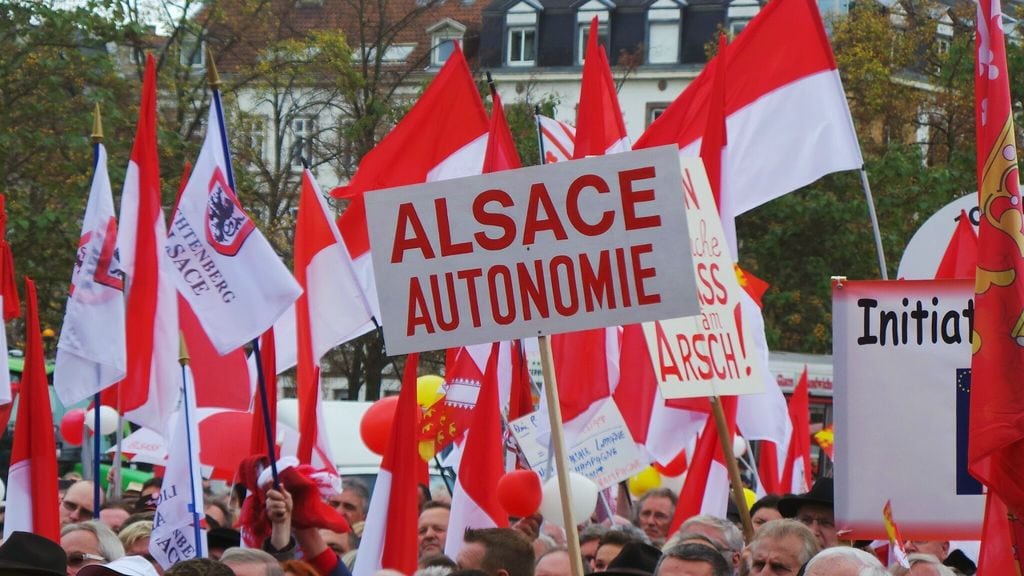 Beaucoup de rouge et blanc à la manifestation mais aussi les drapeaux traditionnels (Photo JFG / Rue89 Strasbourg)