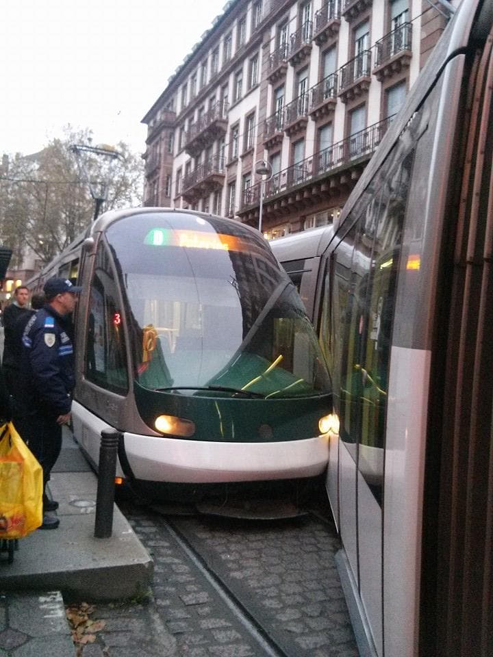 Les deux tramways sont entrés en collision au niveau de l'échangeur de voies (Photo Clément Heberlé)