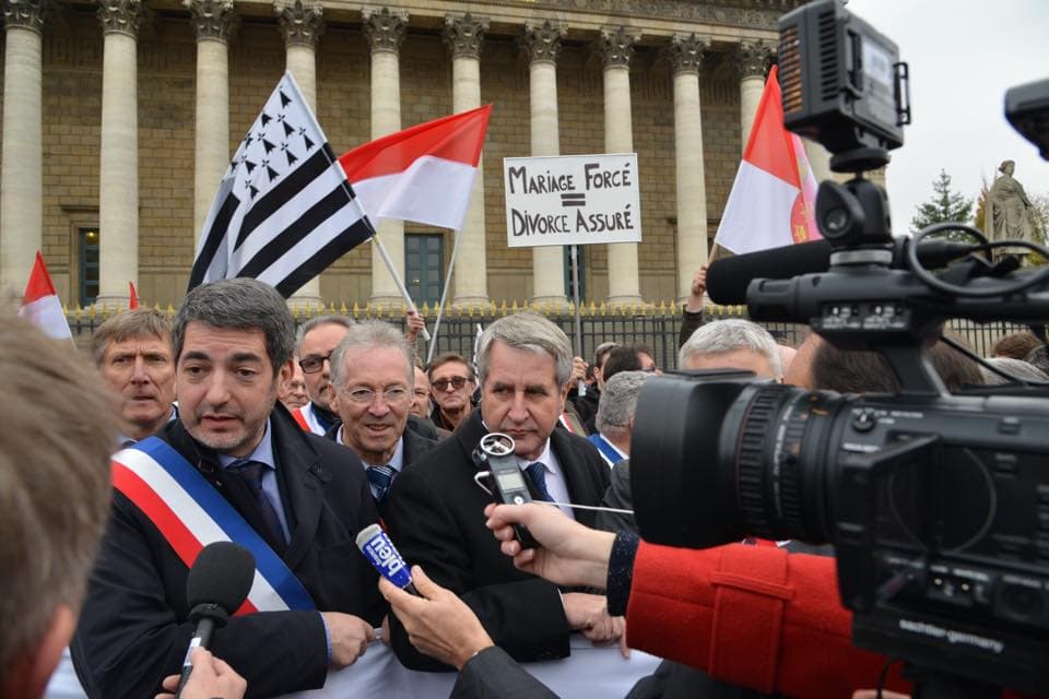 Jean Rottner et Philippe Richert lors de la manifestation du 25 novembre devant l'Assemblée Nationale à Paris.