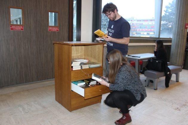 La bibliothèque en libre-service attire les curieux. (Photo Maurane Speroni)