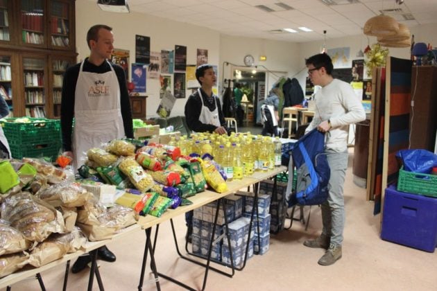 La distribution de colis alimentaires a lieu tous les mercredis, à partir de 18h. (Photo Maurane Speroni)