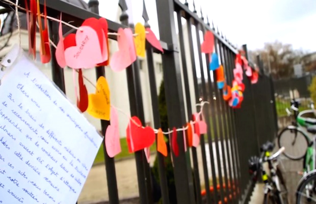 Lettre et guirlande de coeurs accrochées aux grilles de la grande Mosquée de Strasbourg vendredi matin