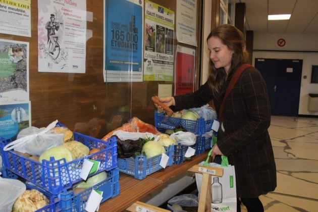 Les étudiants peuvent retirer leur panier de légume sur le campus. (Photo Maurane Speroni)