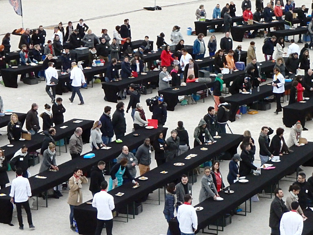 Très exposés au Mistral, les candidats ont dû dresser leurs plats dans le froid et le vent. (Photo Franck Picard)