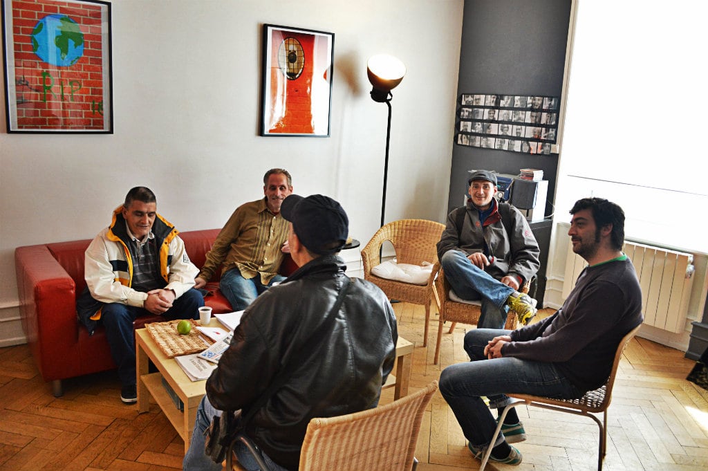 Dans la salle d'attente du Centre de Soins, d'Accompagnement et de prévention en Addictologie de l'association Ithaque, les éducateurs écoutent et discutent avec les usagers. (Photo ASO / Rue89 Strasbourg / cc)