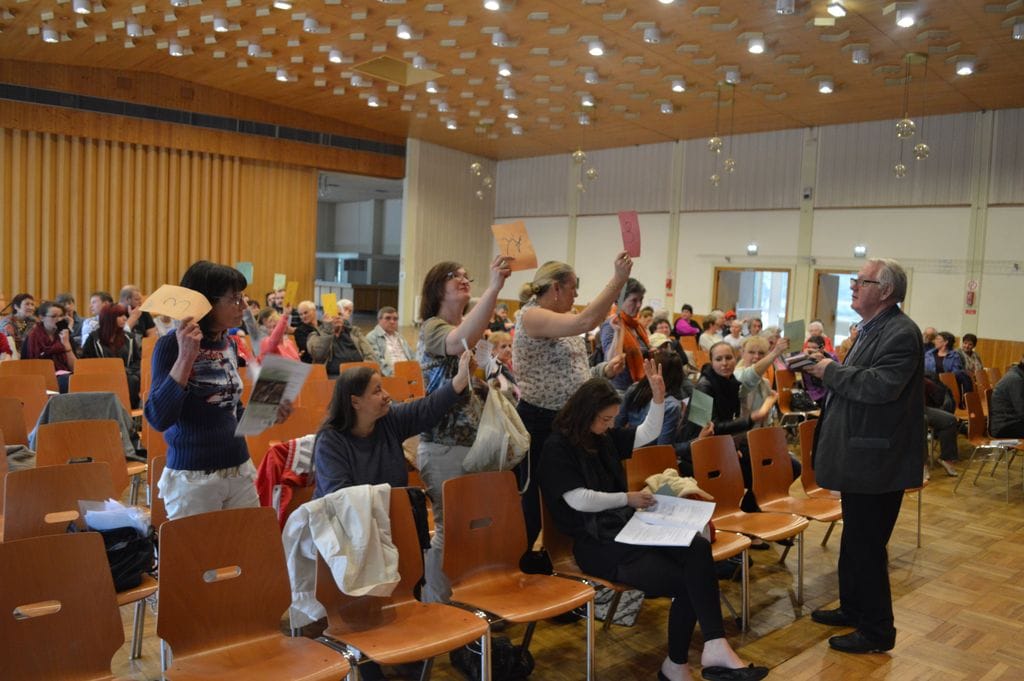 Le vote des nouveaux statuts, permettant de refuser l'accès plus facilement aux membres, a visuellement divisé l'assemblée (Photo ASO / Rue89 Strasbourg / cc)