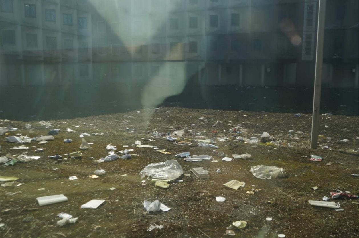 La cour intérieure est jonchée de détritus (Photo CGLPL)