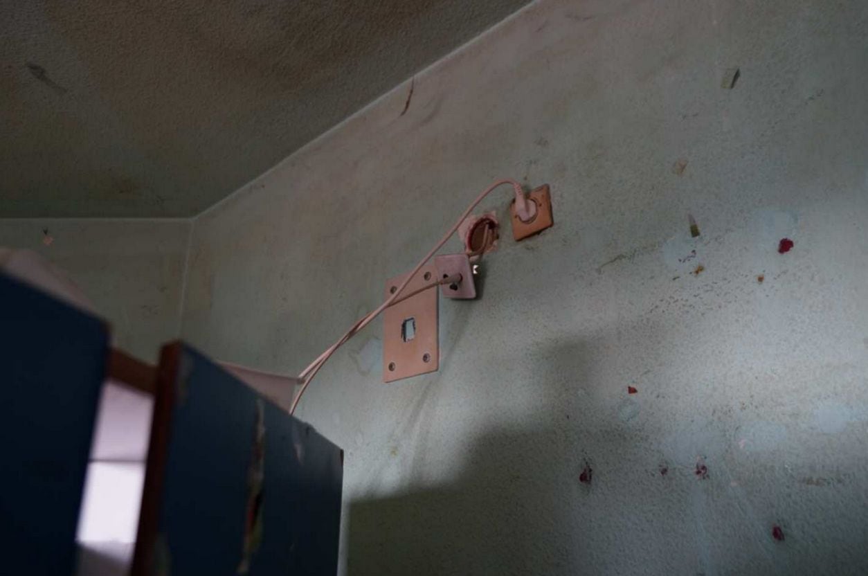 Une installation électrique dangereuse. (Photo CGLPL)