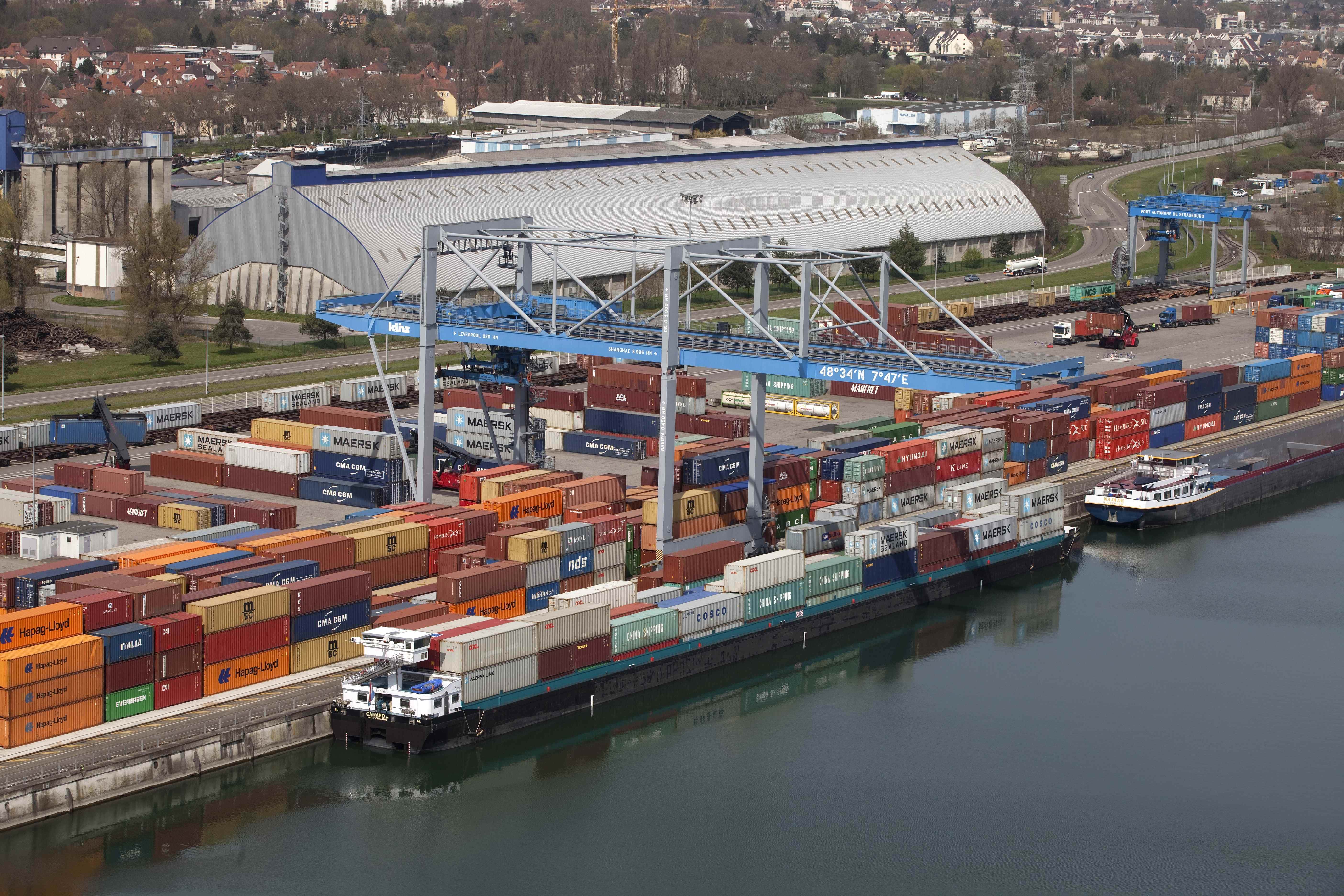 Une navette pourrait bientôt transporter les conteneurs sur le canal entre Strasbourg et Saverne (Photo : Influences Rhénanes)