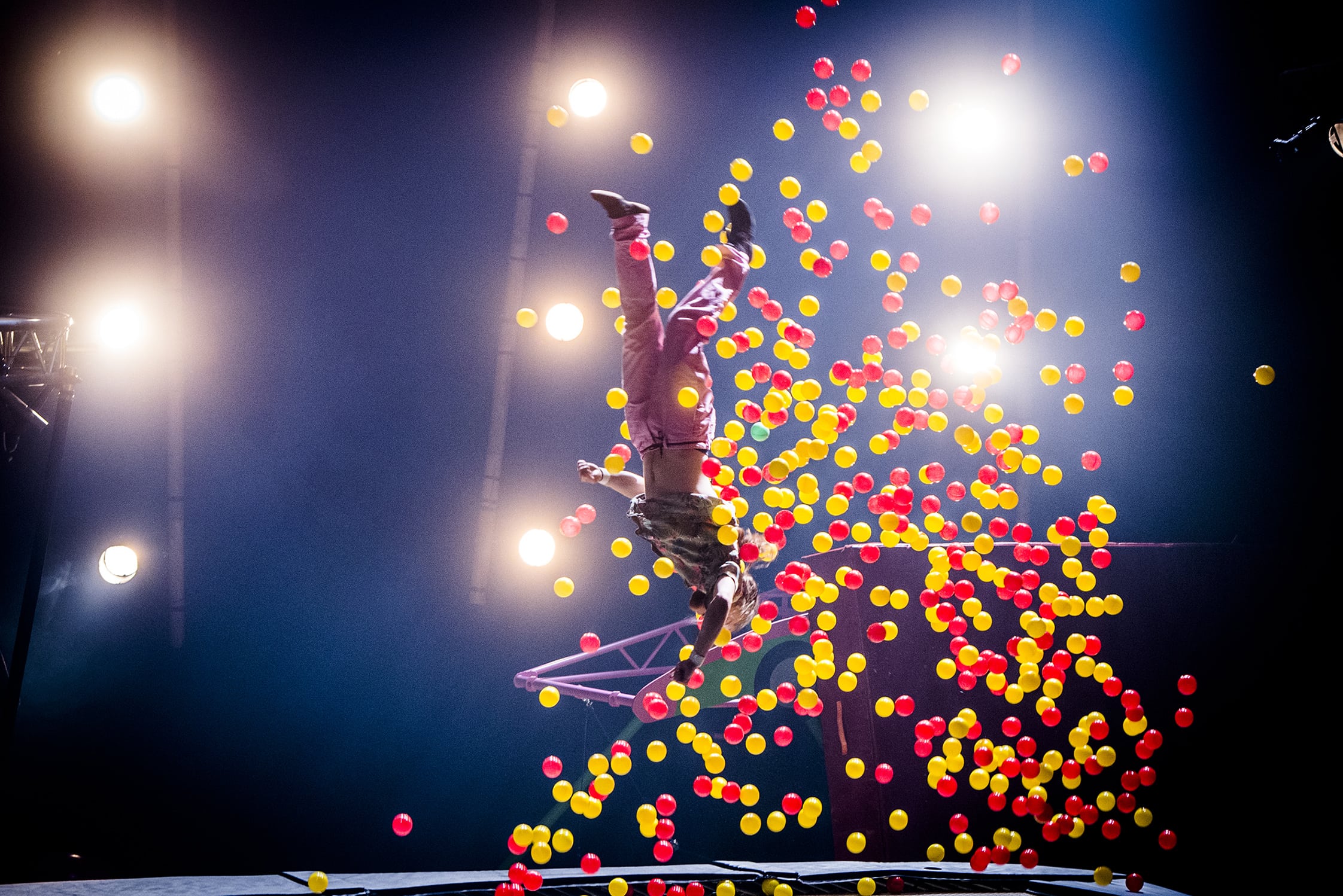 Un spectacle d'acrobates finlandais pour se mettre la tête à l'envers au Maillon pour la saison 2015-2016 : "Super Sunday" photo Petter Hellman