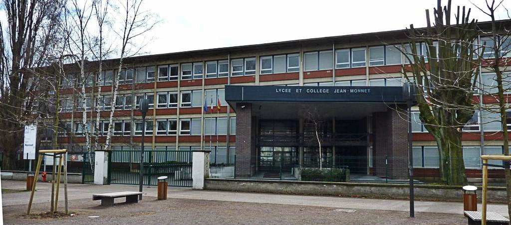 L'entrée du lycée Jean Monnet au Neudorf, Strasbourg (Photo Roland Burckel / Archi Strasbourg / cc)