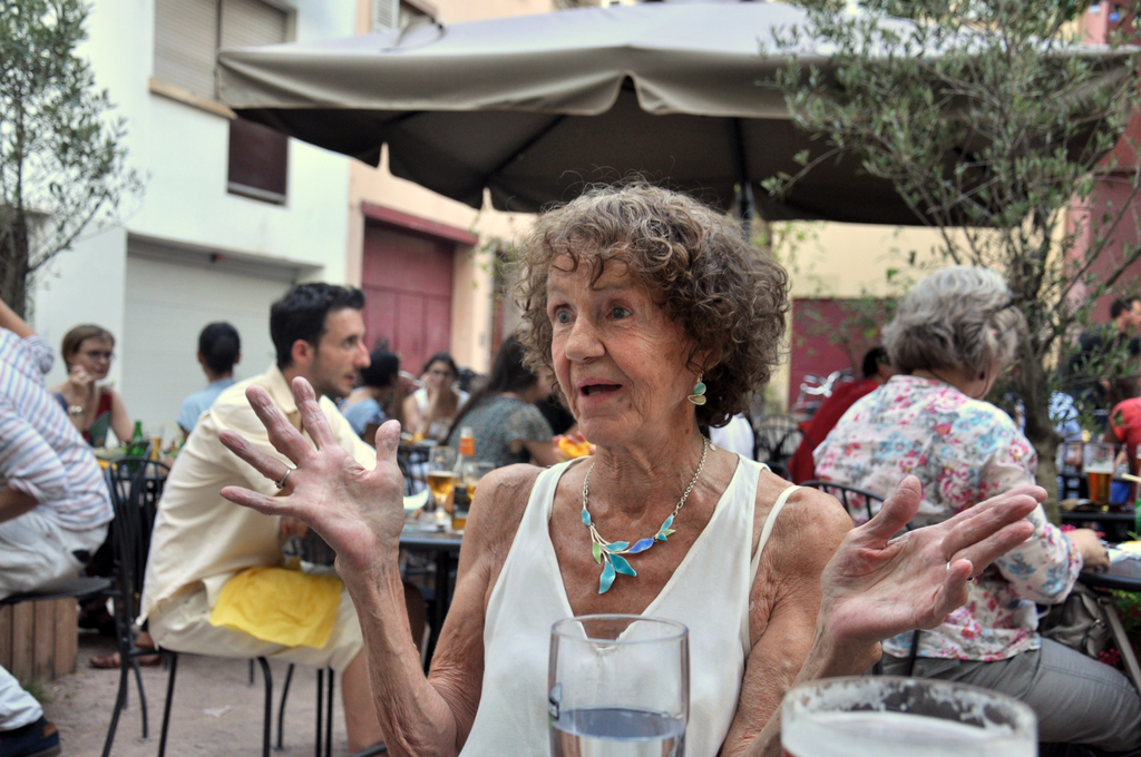 À la terrasse des Savons d'Hélène, Cornélia est dans son élément (Photo EL / Rue89 Strasbourg / cc)