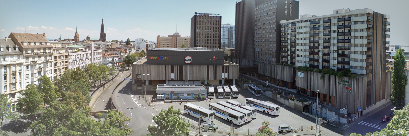 La place des Halles, un espace quasiment entièrement dédié à la circulation automobile (Photo PF / Rue89 Strasbourg / cc)