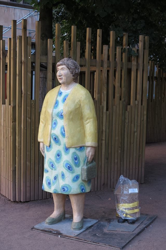 Une statue de « Gens singuliers » brisée