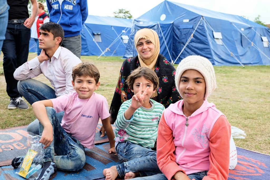 Avant d'obtenir le statut de réfugié, un long parcours attend les migrants. Pour les aider, associations et bénévoles sont à leurs côtés.