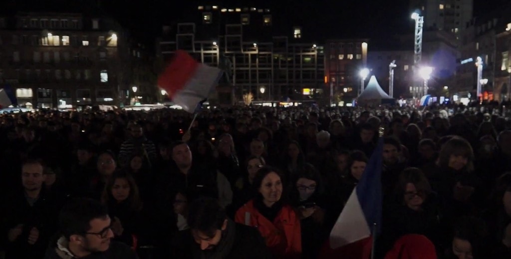 Manifestation en hommage aux victimes place Kléber (capture d'écran)