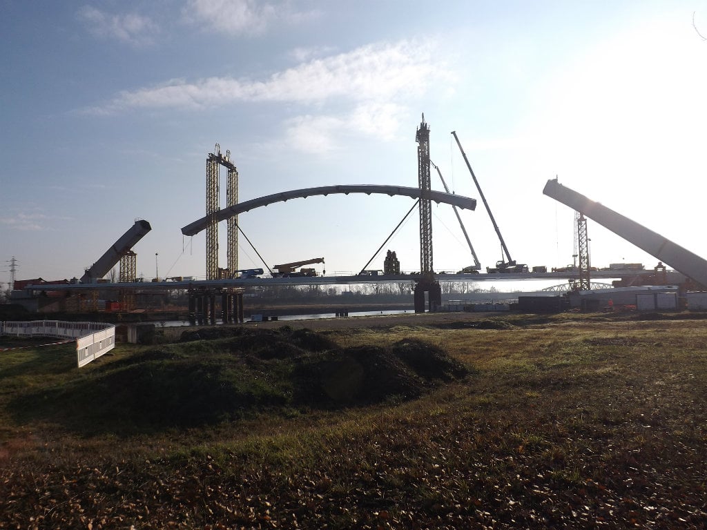 Au dessus du bassin Vauban, le Pont Citadelle prend forme