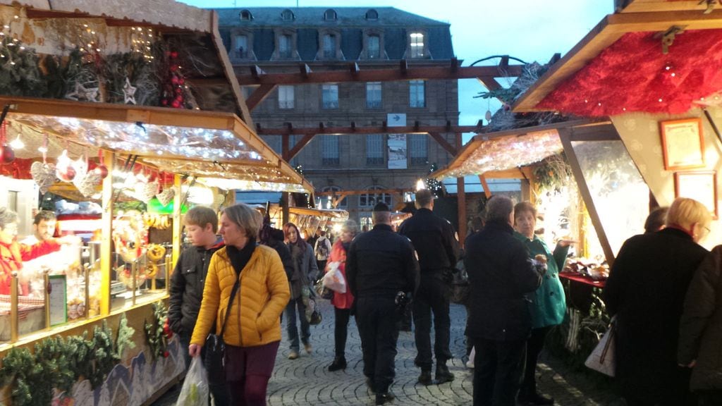 Patrouilles et foule éparse, drôle d'ambiance au Marché de Noël 2015 (Photo CG / Rue89 Strasbourg / cc)