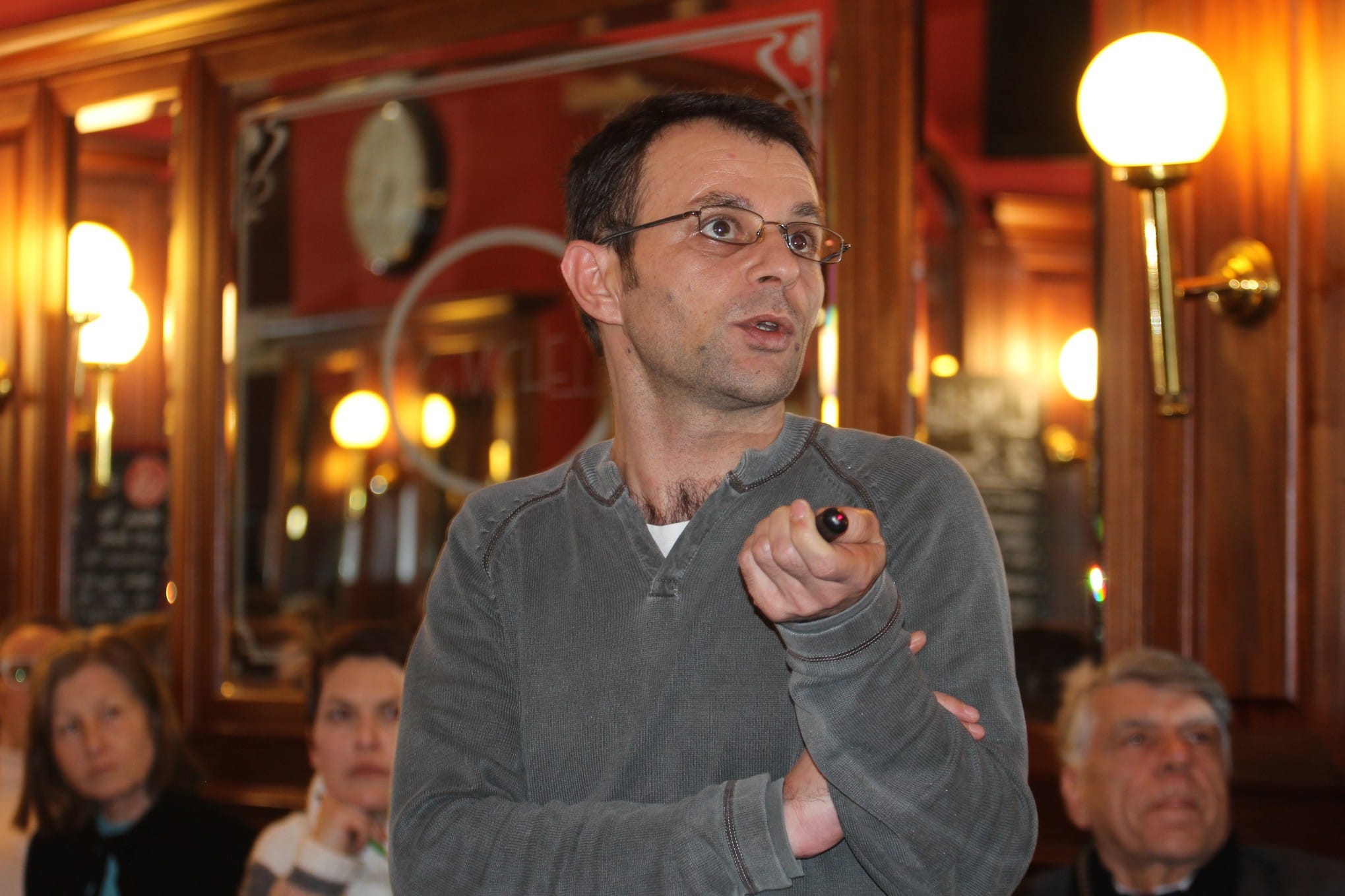 Cheikhmous Ali, lors d'un café-citoyen à Strasbourg.