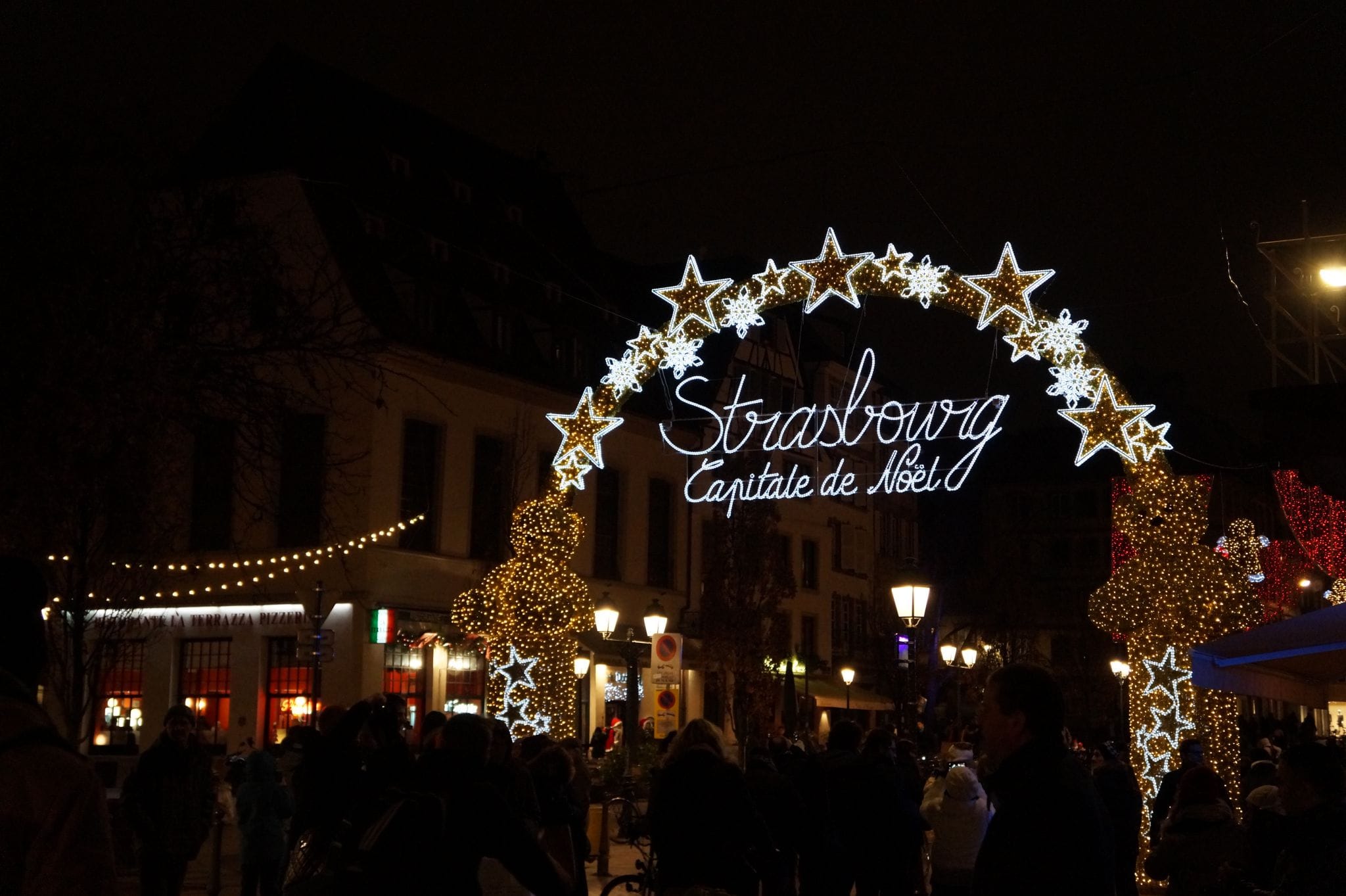 La "Porte de lumière" à l'entrée de la rue du Vieux-marché-aux-poissons est devenue le symbole du marché de Noël de Strasbourg. (Photo : Yannick Perez / Rue89 Strasbourg / cc)