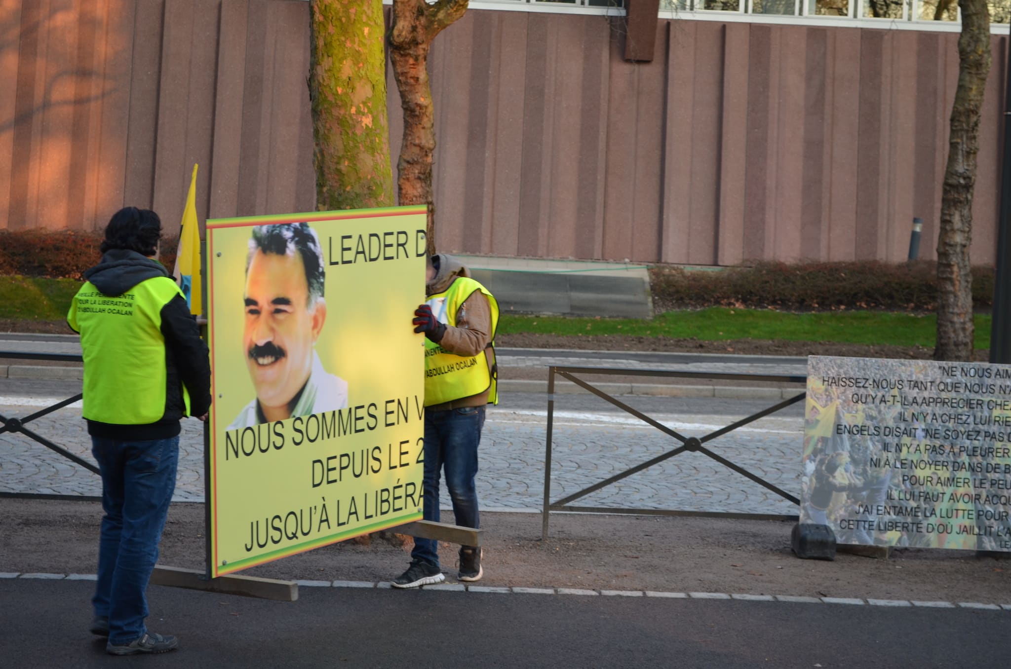 Chaque matin vers 7h30, la permanence kurde en face du Conseil de l'Europe s'anime (Photo BW / Rue89 Strasbourg).
