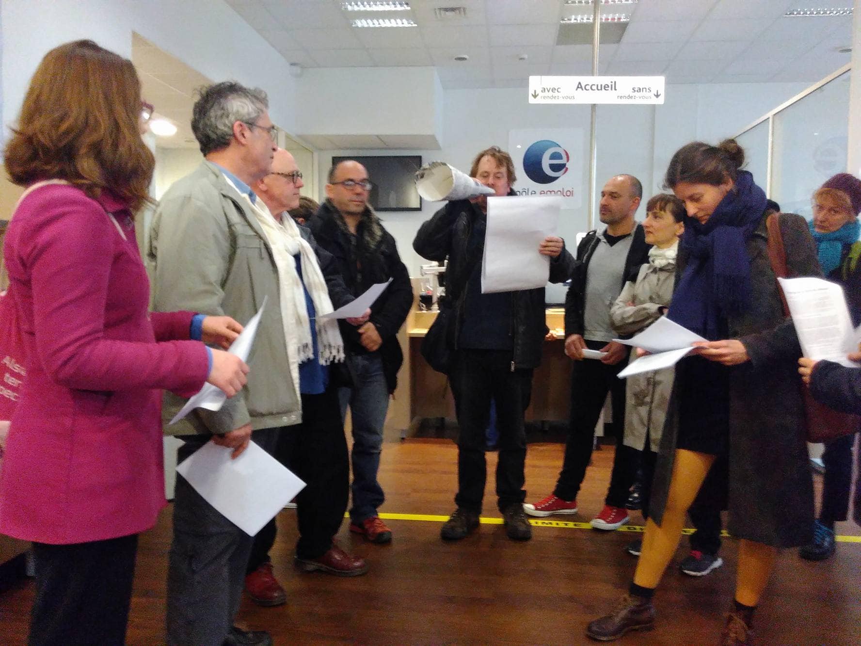 Une douzaine d'intermittents ont fait irruption dans l'agence Pôle Emploi à 10h30 pour en sortir vers midi (Photo Fayssal Benbahmed)