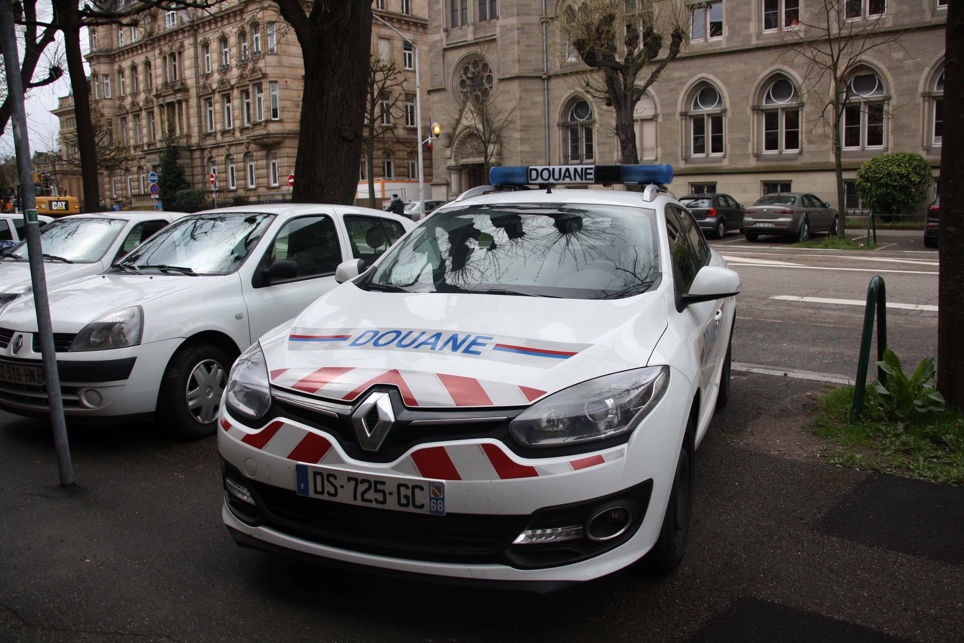 Les douanes se renforcent contre le terrorisme mais trouvent du tabac