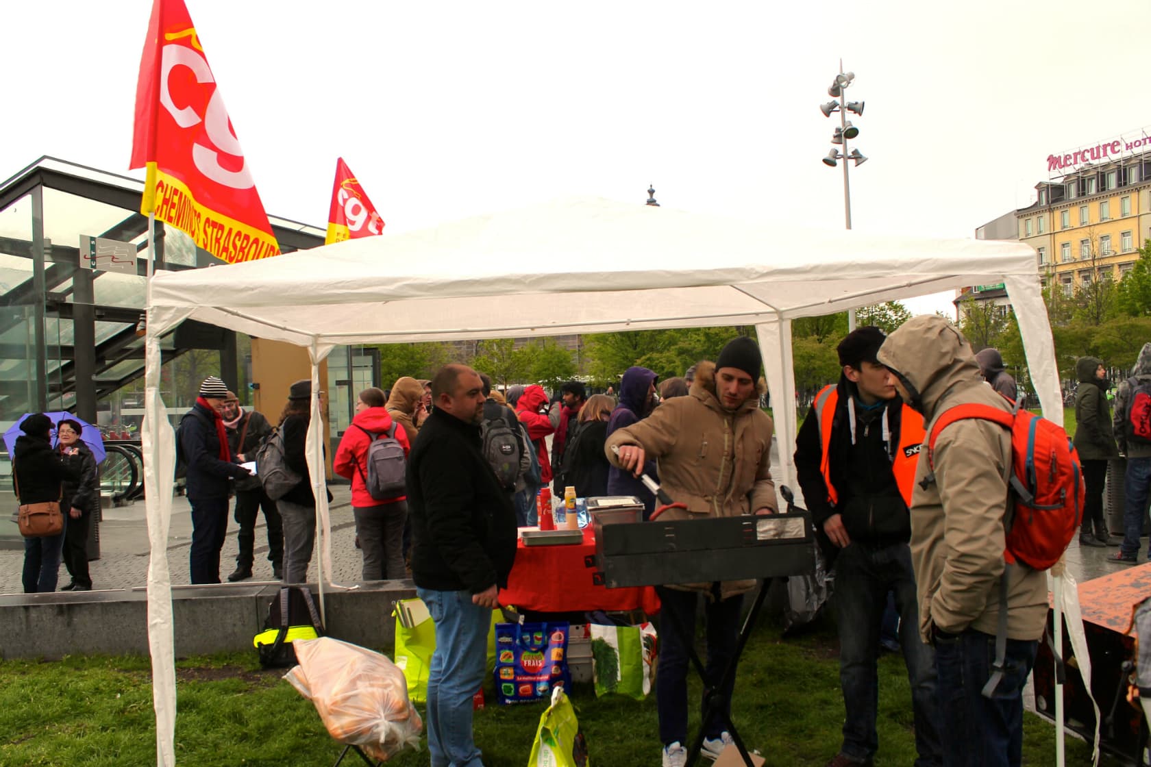 Mardi, c’était « convergence des luttes » au barbecue des cheminots