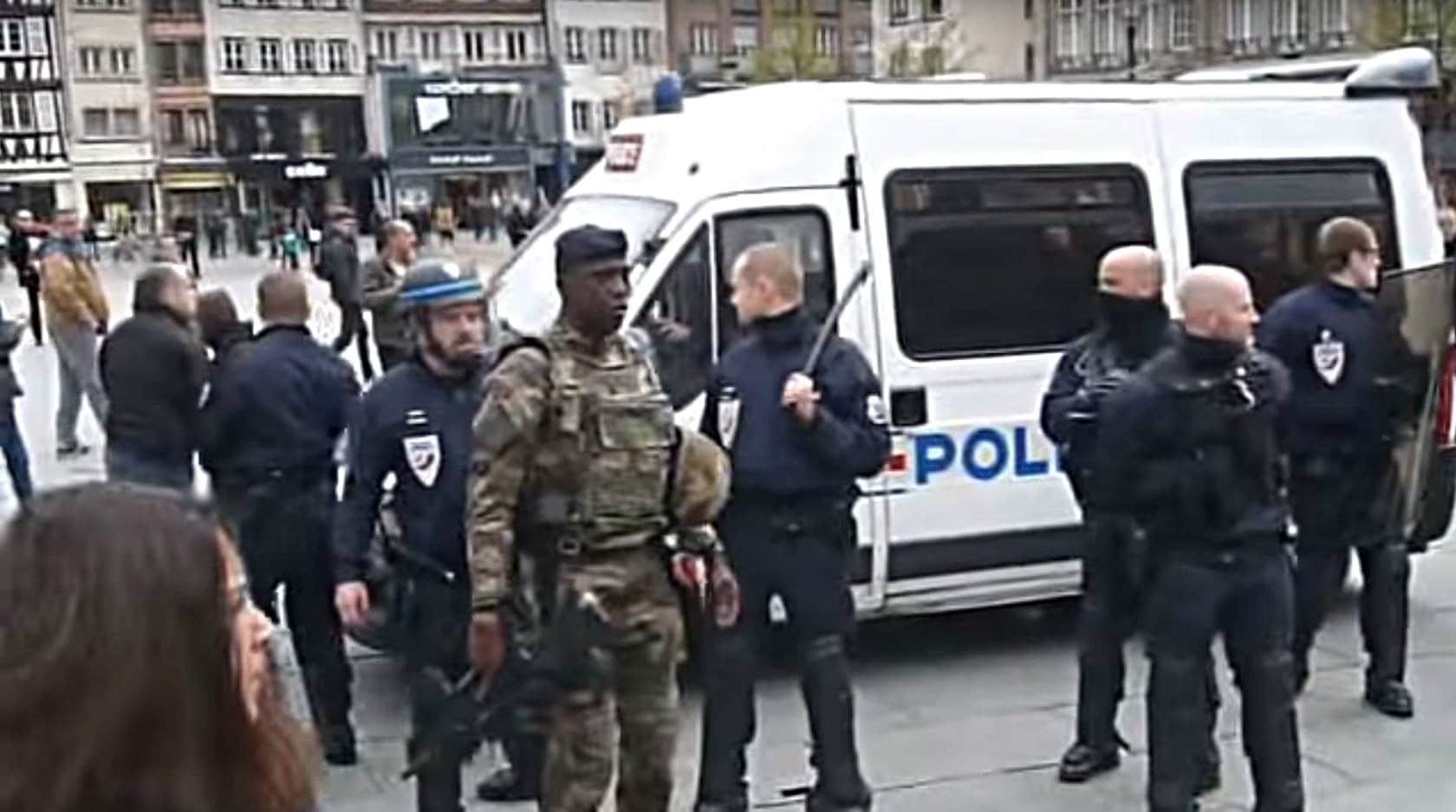 Militaires et policiers face à des manifestants place Kléber, retour en vidéos