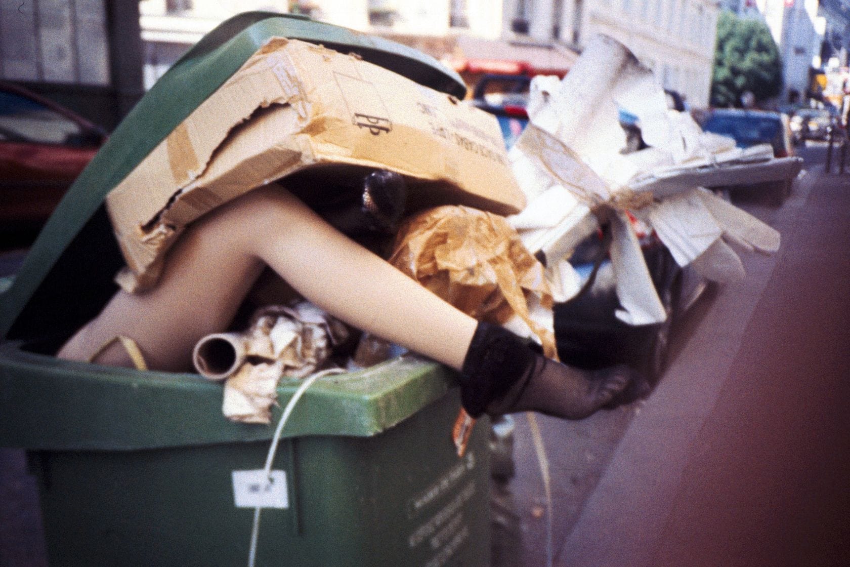 Un corps dans une poubelle ? (Photo Philippe Leroyer / FlickR / cc)