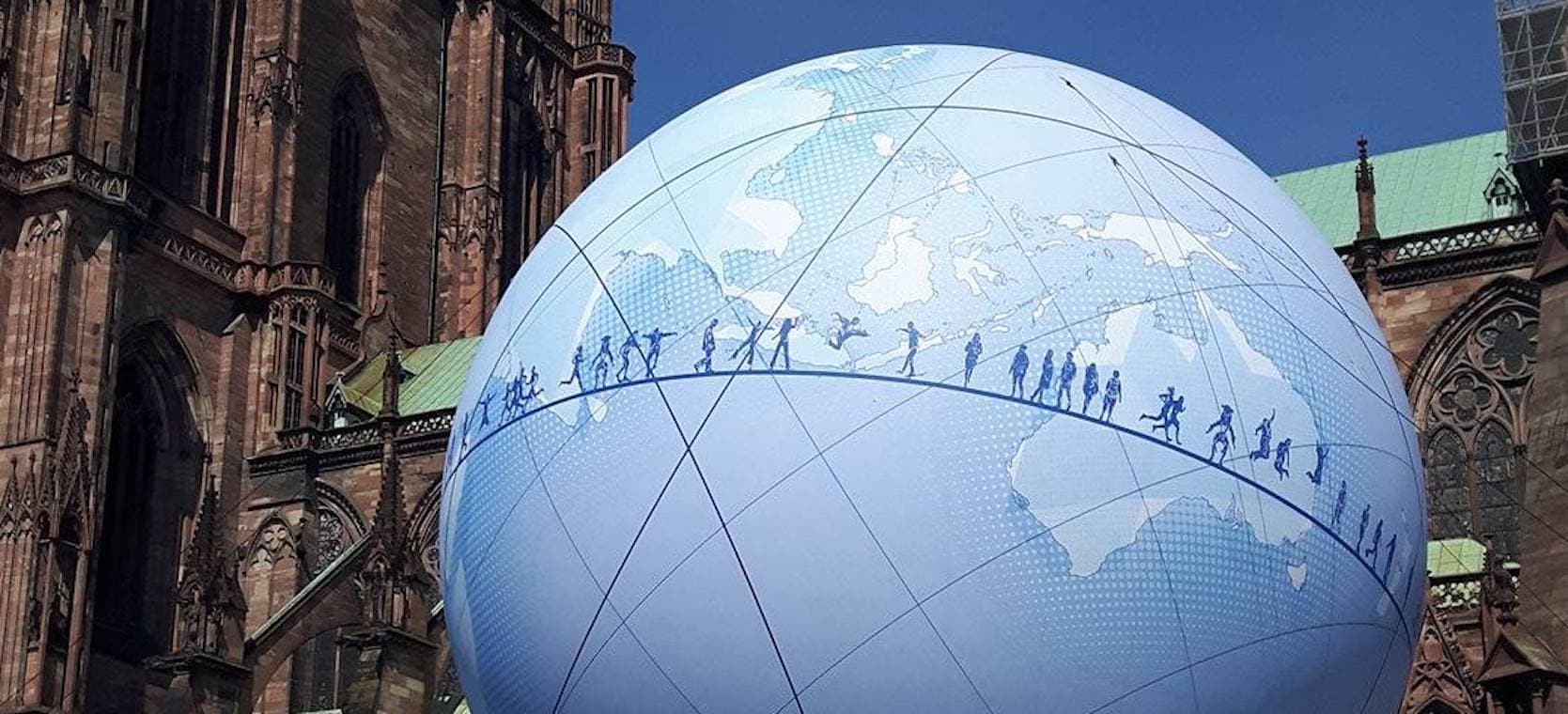 La grosse boule place du Château, c’est pour l’Exposition universelle 2025