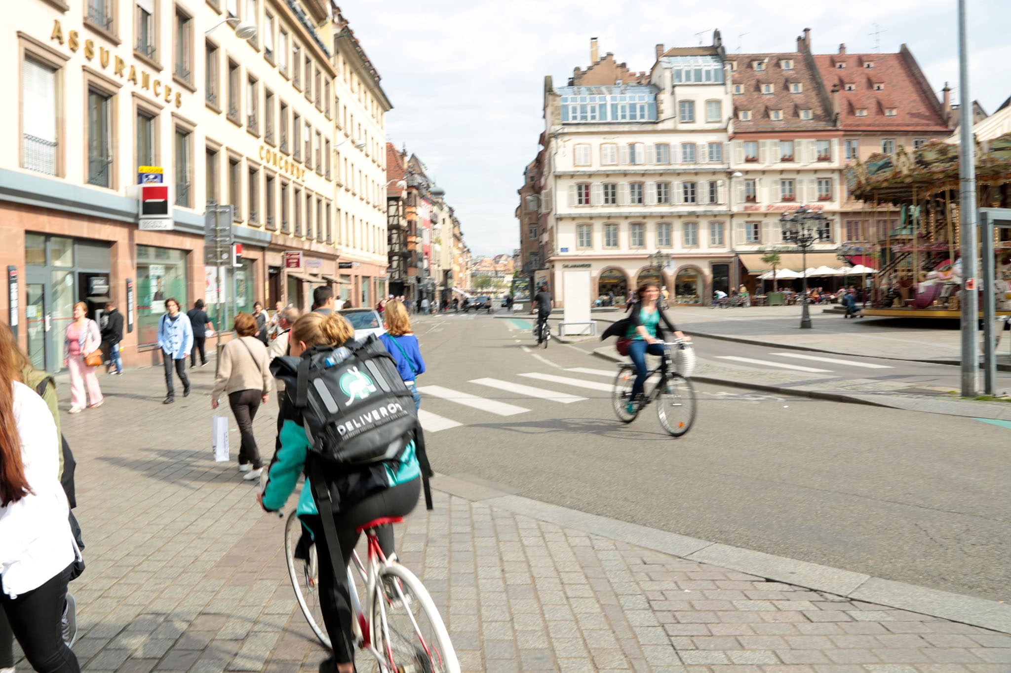 En pleine course place Gutenberg (Photo LL / Rue89 Strasbourg)