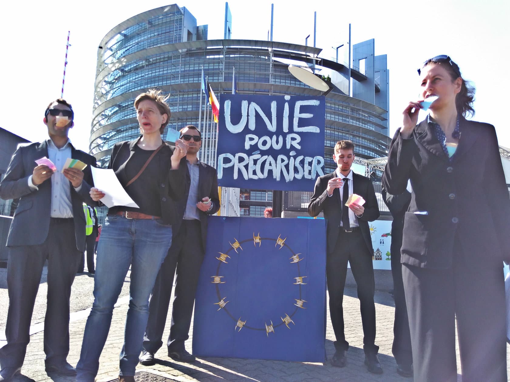 Intermittents et étudiants dénoncent « l’Europe de la précarité » aux portes ouvertes du Parlement