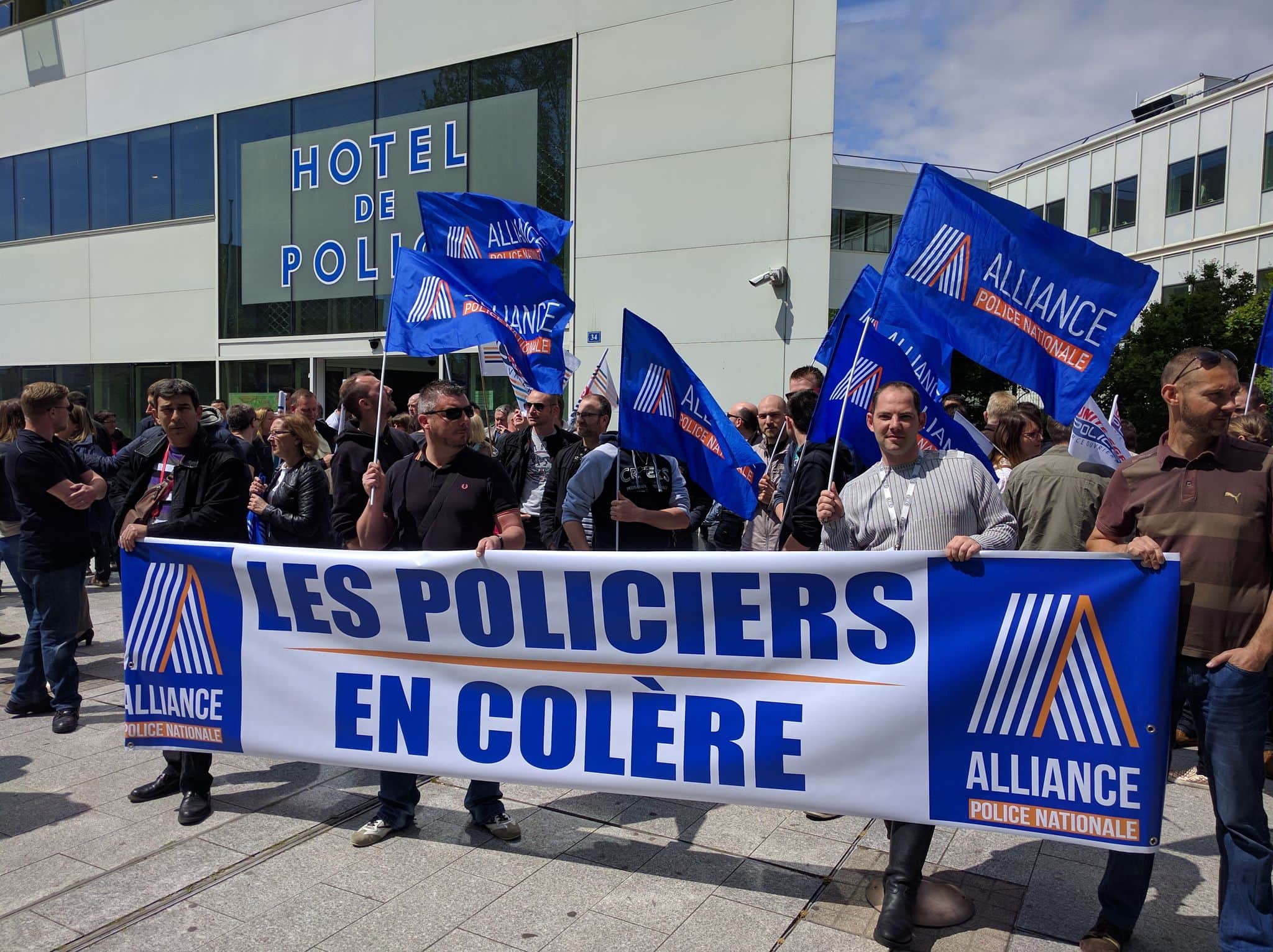A l'appel d'Alliance, rejoint par d'autres syndicats, une centaine de policiers se sont retrouvés devant l'hôtel de police de Strasbourg pour protester contre la "haine anti-flics" (Photo PF / Rue89 Strasbourg / cc)