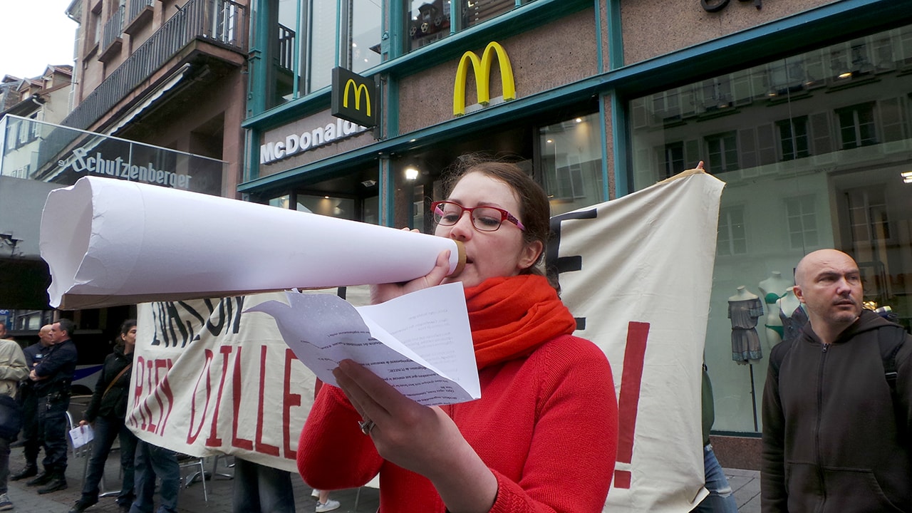 Contre la fraude fiscale, une douzaine d’intermittents devant Apple, Starbucks et McDonald’s