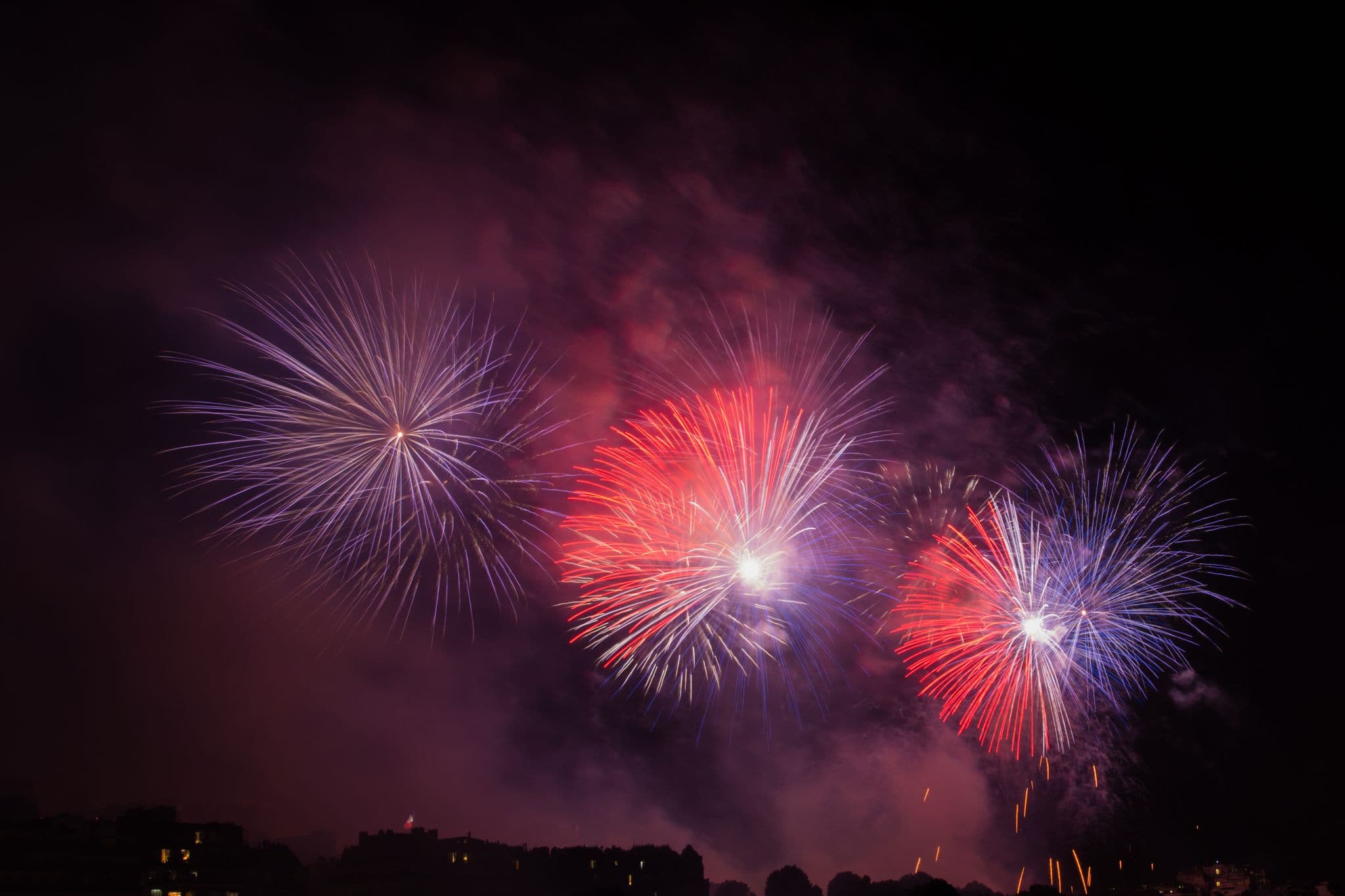 Un feu d'artifice bleu blanc rouge... Classique. (Photo Mout1234 / FlickR / cc)