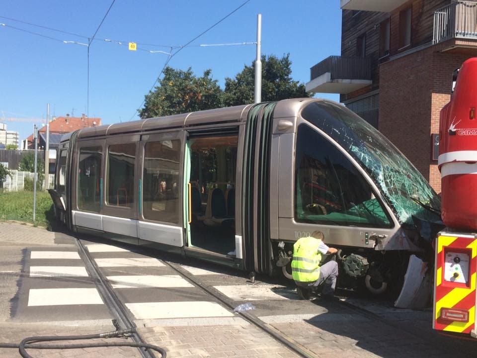 Le choc a déporté la rame sur plus d'un mètre (Photo Alain Fontanel / Facebook)