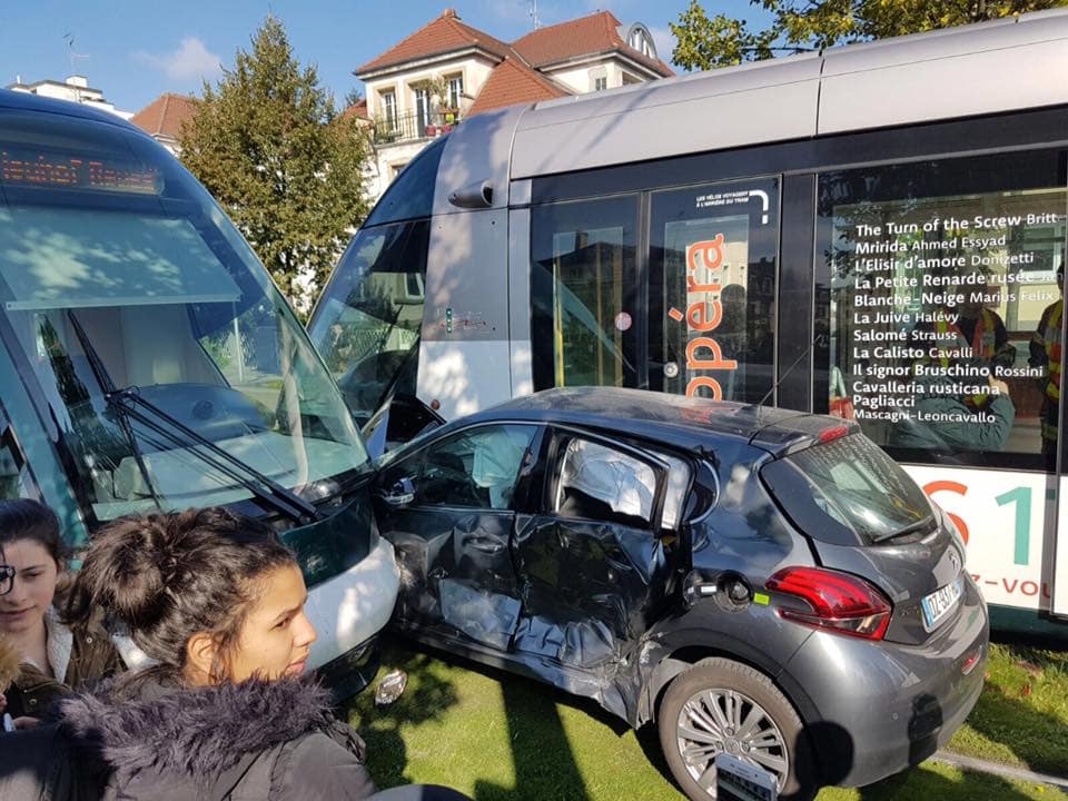 Accident entre deux tramways et une voiture avenue Jean Jaurès