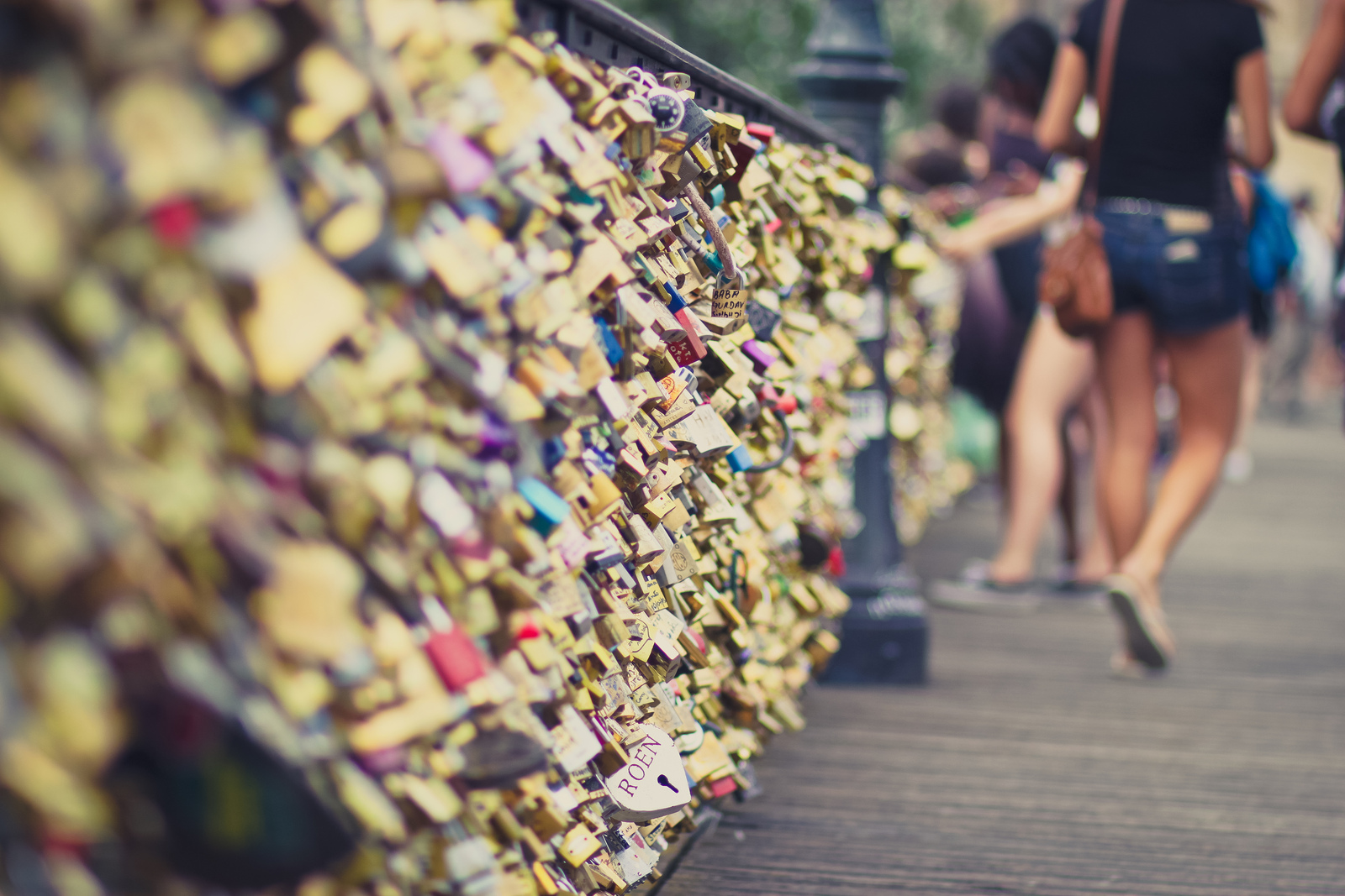 Les cadenas d'amour sur un pont de Paris (Photo N'Grid / FlickR / cc)