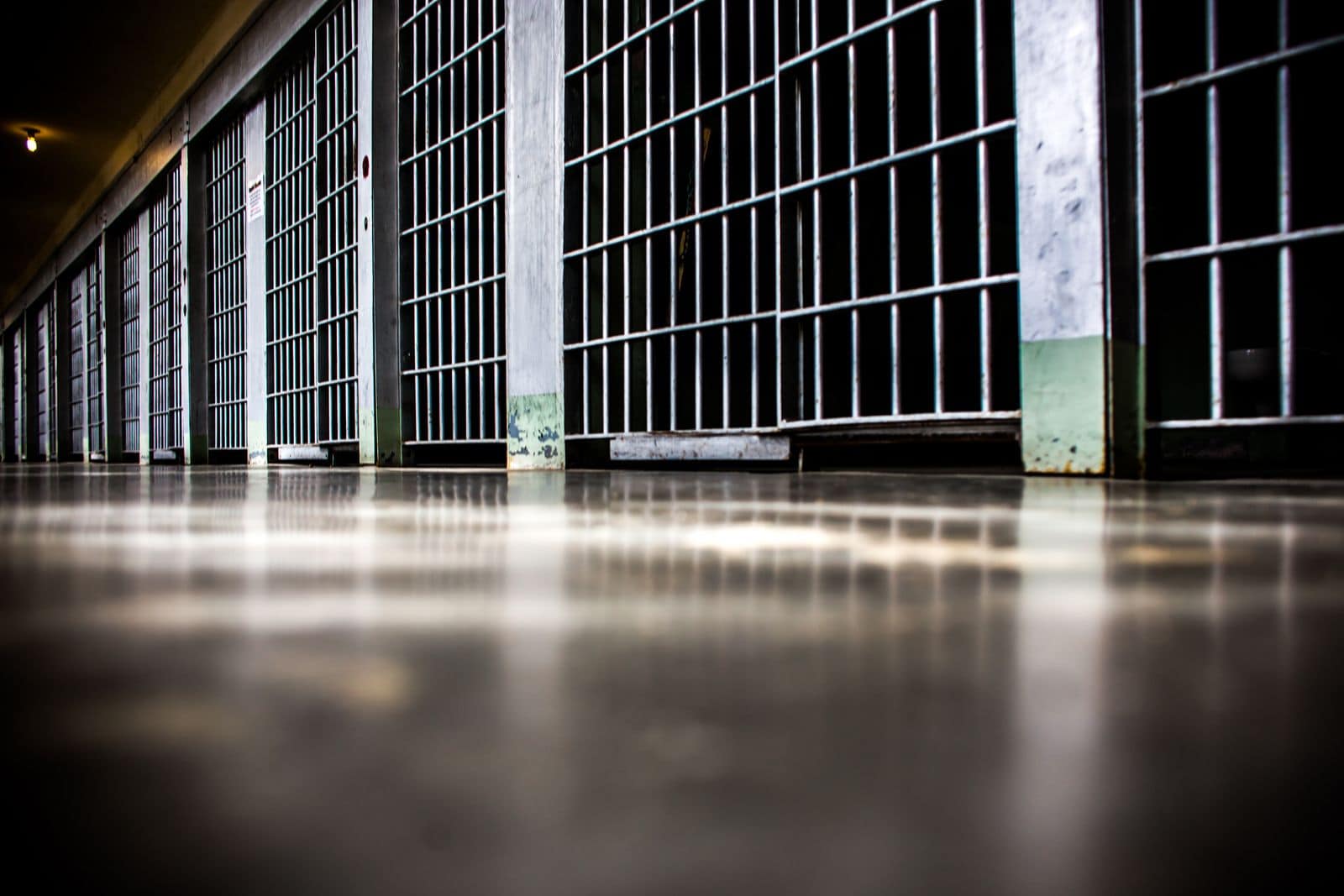 Un couloir de prison (Photo Thomas Hawk / FlickR / cc)