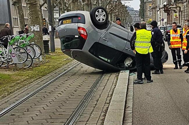 Une voiture se retourne sur le toit et atterrit sur les rails du tram