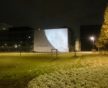 Sur le campus, plusieurs points lumineux à la suite éclairent le chemin la nuit et... la pelouse (Photo DL/Rue 89 Strasbourg/cc)
