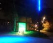 Sur le campus, des mâts avec de nombreuses ampoules LED éclairent le chemin d'une forte lumière bleue (Photo DL/Rue 89 Strasbourg/cc)