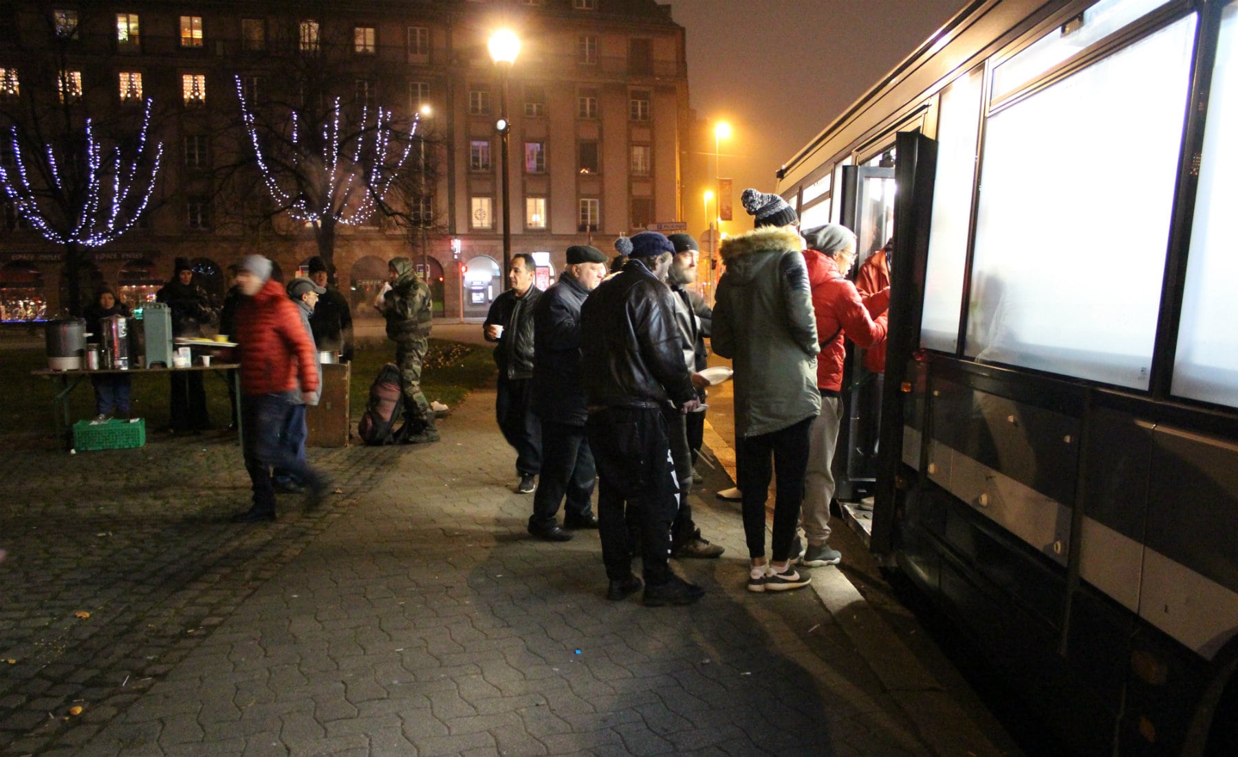 Dans la capitale de Noël, des centaines de personnes dorment dehors