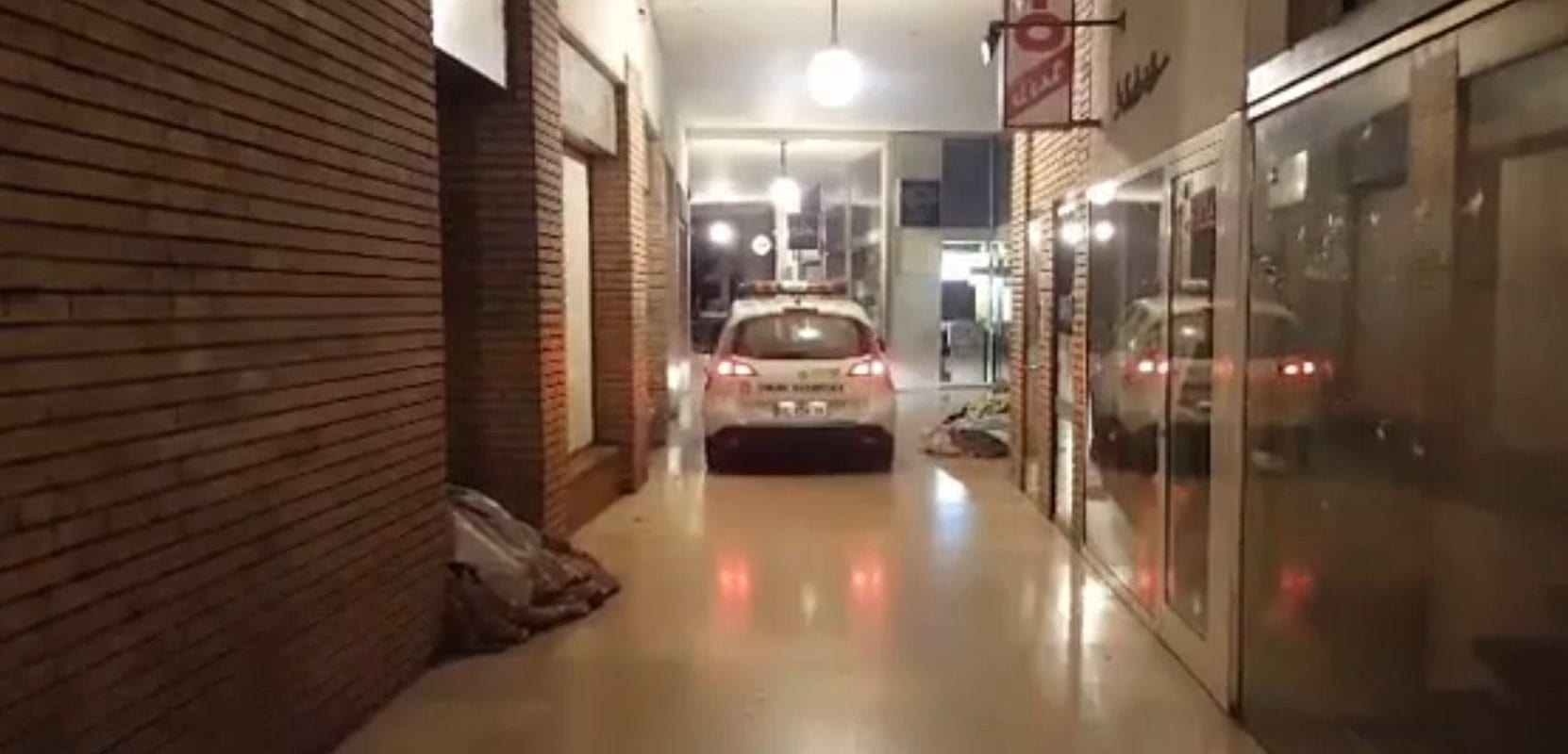 Une vidéo montre la police municipale réveiller les SDF en voiture