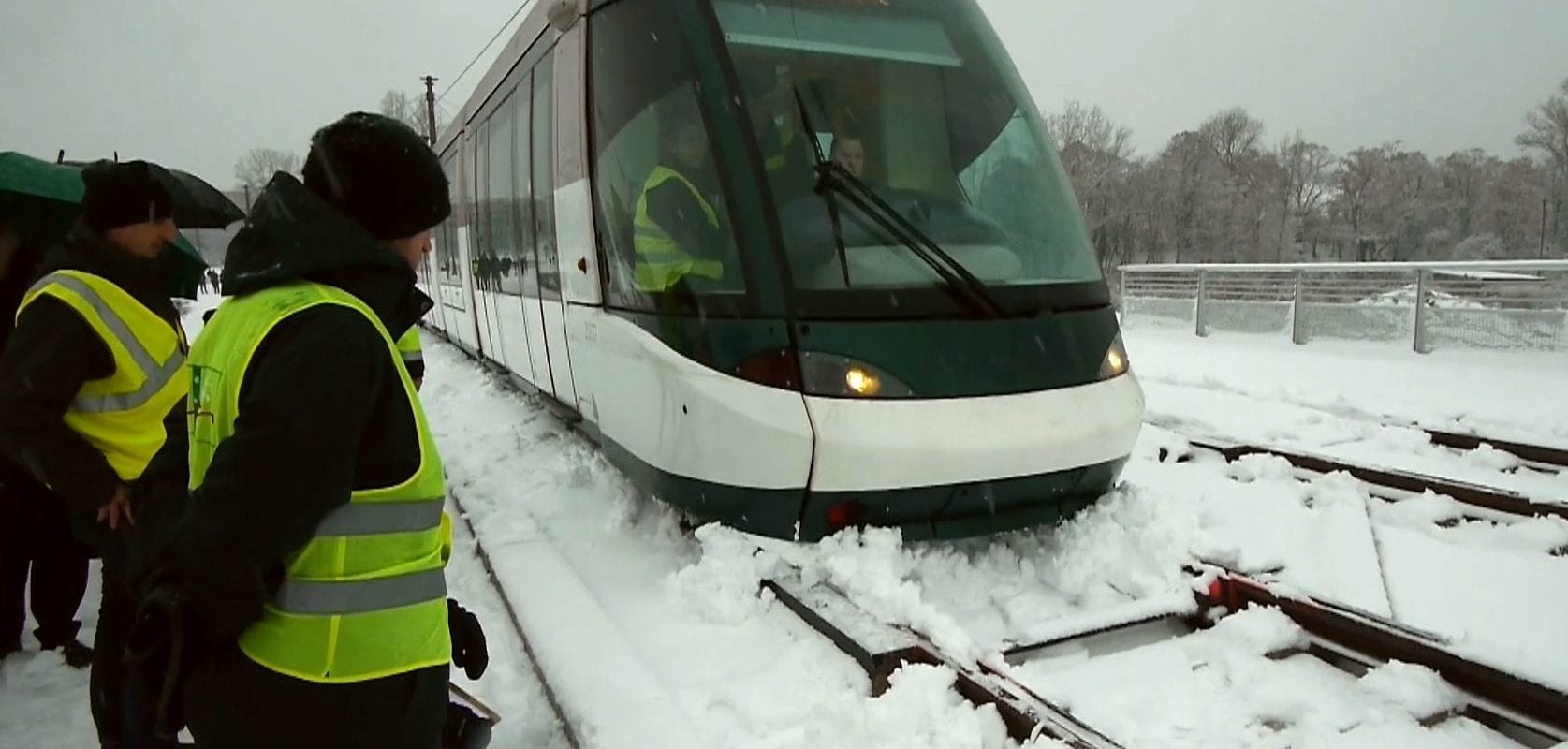 Sous la neige, le tramway progresse vers le Rhin