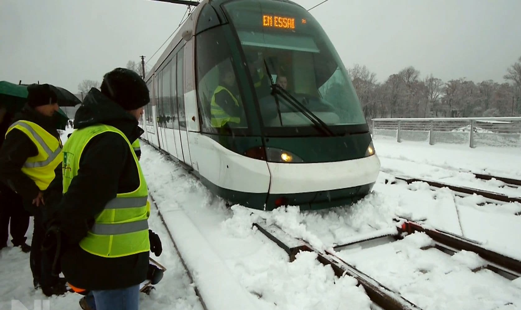 Sous la neige, le tramway progresse vers le Rhin